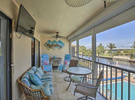 Pool and Canal Access Central Cape Coral Condo!, hôtel à Cape Coral