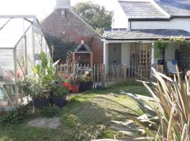 Tiny Cottage for couples in the countryside, hotel sa Shalfleet