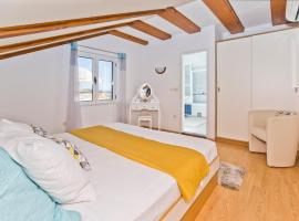 Apartmani Marinka Viskovic, hotel cerca de Playa de Stipanska, Hvar