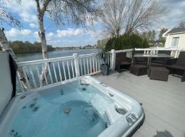 Lakeside Retreat 4 with hot tub, private fishing peg situated at Tattershall Lakes Country Park, hotell i Tattershall