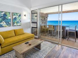 Modern-Rustic Beach Renovation Direct Oceanfront Penthouse, hotel familiar a Kahana