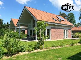 W9 - Traumhaftes Ferienhaus mit Kamin & grossem Garten in Roebel, sumarbústaður í Marienfelde