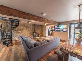 Luxury barn, newly renovated with river views, cabaña o casa de campo en Staveley