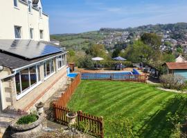 St Andrews House B&B, hotel with parking in Lyme Regis