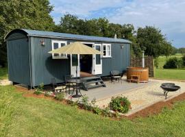'The Barrington' - Westwell Downs Shepherd Huts, apartment in Burford