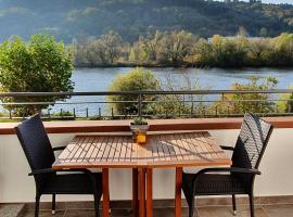 Ferienhaus Inselblick in Traumlage mit Balkon und Panoramablick, hotel de playa en Zell