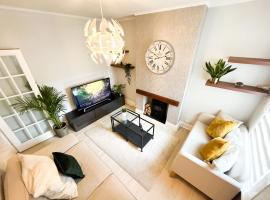 ***3 bedroom Home away from Home with BBQ grill***, хотел в Чатъм