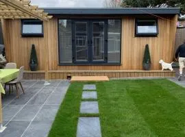 Lindas LODGE Free PARKING air con plus provisions included