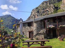 Apartamentos Rurales La Laguna Somiedo, lággjaldahótel í Valle de Lago