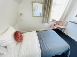 aday - Frederikshavn City Center - Single room เกสต์เฮาส์ในเฟรเดริกส์ฮัฟน์