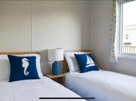 2 Bed - Sleeps 6 - 15min Walk to Beach