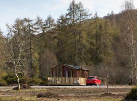 2-Bed Cottage with Hot Tub at Loch Achilty NC500, holiday home in Strathpeffer