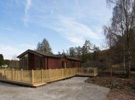 2-Bed Cottage with Hot Tub at Loch Achilty NC500, hotel din Strathpeffer