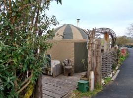 Cosy and Inviting Waterside Luxury Yurt, cheap hotel in Bembridge