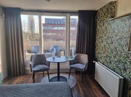 The Jungle - duo studio with kingsize terrace, hotel in Groningen