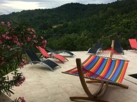 Villa d'une chambre avec piscine privee sauna et terrasse amenagee a Prades、Pradesのホテル