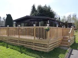 HEDDFAN, Luxury 3 bedroom timber lodge, Caer Beris Holiday Park, Builth Wells