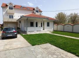 Serbian home with garden, cheap hotel in Krnjača