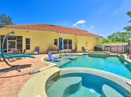 Sun-Soaked Sarasota Oasis with Pool and Hot Tub!, khách sạn có chỗ đậu xe ở Sarasota