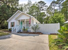 Charming Bluffton Escape with Patio and Gas Grill, holiday rental in Bluffton