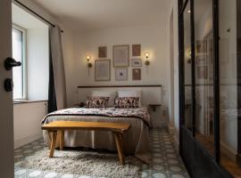 SOUS LE TILLEUL &agrave; RUOMS, hotel com piscina em Ruoms