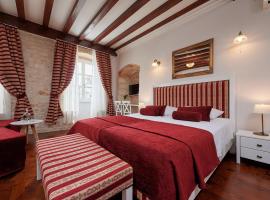 Romantiska viesnīca Palace Central Square Trogirā