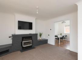 Skyvillion - STEVENAGE SPACIOUS & COZY 3Bed House with Parking, Wifi, Garden, hotel with parking in Aston End