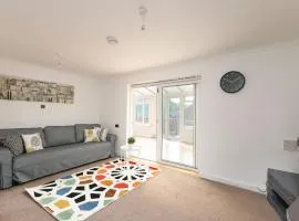 Skyvillion - STEVENAGE SPACIOUS & COZY 3Bed House with Parking, Wifi, Garden