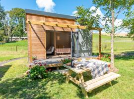 Sunset Cabins at The Oaks Woodland Retreat, holiday home in Barnstaple