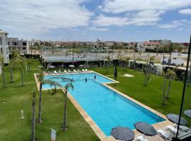 Bel appartement pied sur mer vue imprenable sur piscine et jardins, Ferienwohnung in Sidi Rahal