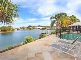 4 bedroom house on canal, private beach, pool and pontoon, stuga i Maroochydore