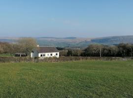 Rural Cosy Three Bedroom Cottage, hotel com estacionamento em Girvan