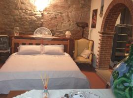 Helga's House- Una Finestra sul Borgo, hotel in Ambra