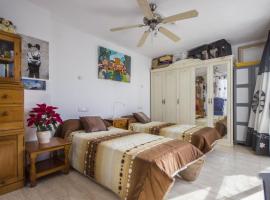 Apartamento a 300m de la playa en Roquetas de Mar، إقامة منزل في روكويتاس دي مار