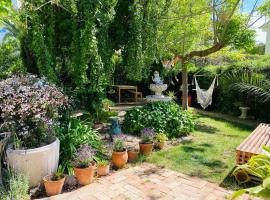 Charming apartment in a duplex with garden & balcony、クニットのホテル