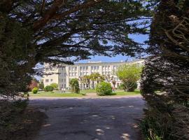 LES ARCADES Sables D'Or Les Pins, hotel v destinaci Frehel