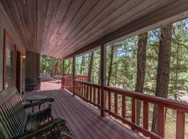 Fort Getaway 3 Bedroom, Hot Tub, Grill, Sleeps 6, TV's, AC, WiFi, Wooded, chata v destinácii Ruidoso