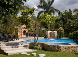 Espectacular cómoda villa de campo con Piscina, хотел, който приема домашни любимци, в Papagalleros