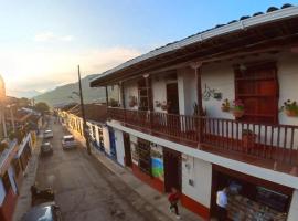 La Casa de las Flores Hostal, guest house in Jardin