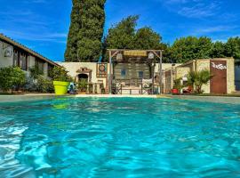 Nice home in Avignon with Outdoor swimming pool, WiFi and 3 Bedrooms, hotel with pools in Le Pontet