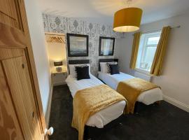 Cheerful 2 Bedroom Townhouse with Cinema Loft, kjæledyrvennlig hotell i Pembrokeshire