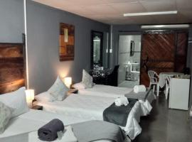 Ay Jay's Guesthouse, hotel s parkiralištem u gradu 'Bloemfontein'
