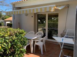 Maisonnette avec piscine intérieure chauffée, à 400 m de la plage et ménage de fin séjour compris H5, hotel a Saint-Georges-d'Oléron