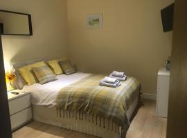 Private Entry Double bedroom with beautiful views!, cheap hotel in Solihull