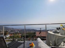 Ferienwohnung mit 180° Meerblick (nähe Opatija), hotel with parking in Dobreć