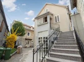 Beautiful Apartment In Sinj With Wifi