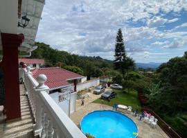 Finca privada con excelente clima, rio natural, wifi y piscina, hotel a Cachipay