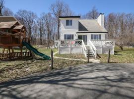 Cozy Poconos Mountain House with 3 bedrooms, hotel in Tobyhanna