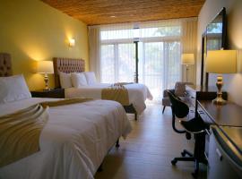 Hotel Poza Blanca Lodge: San Mateo'da bir havuzlu otel