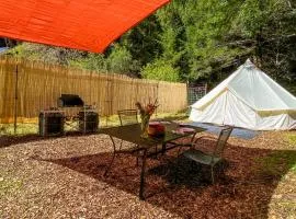 Glamping in the Redwoods with a hot tub!
